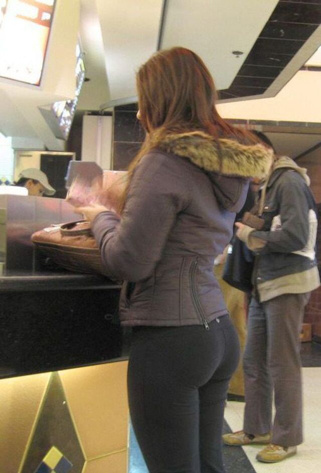 Girls In Yoga Pants (21 pics)