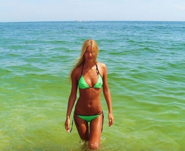 Bikini Girls (21 pics)