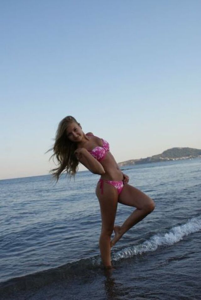 Bikini Girls (21 pics)