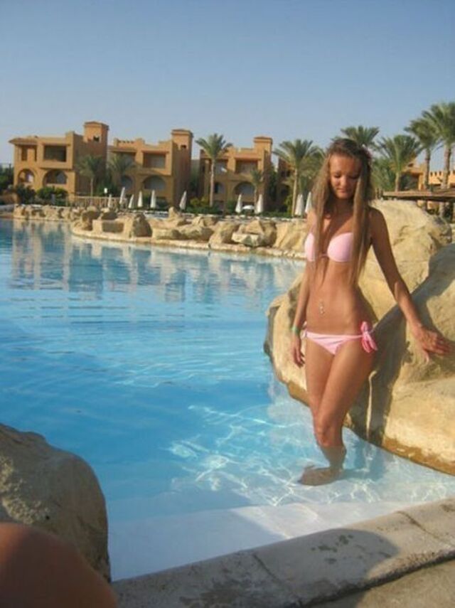 Bikini Girls (21 pics)