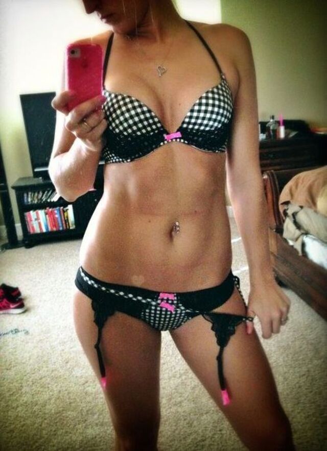 Girls In Lingerie (21 pics)