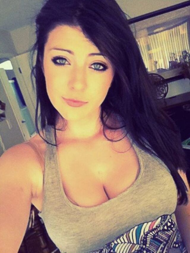 Busty Girls (21 pics)