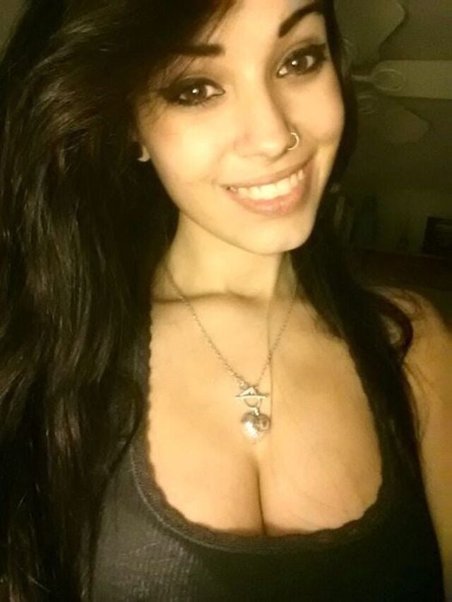 Busty Girls (21 pics)