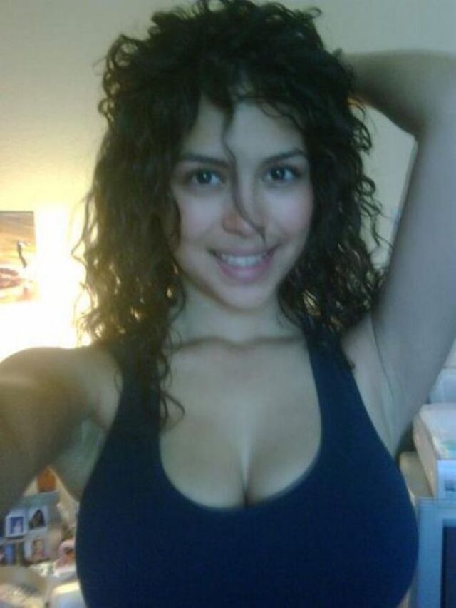 Busty Girls (21 pics)